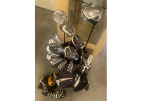 Golf clubs with two sets of wedges (17 clubs in total).